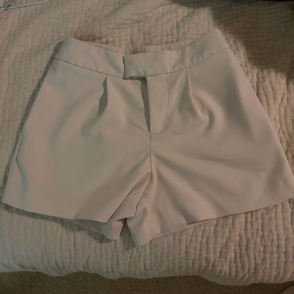 cream pleated shorts